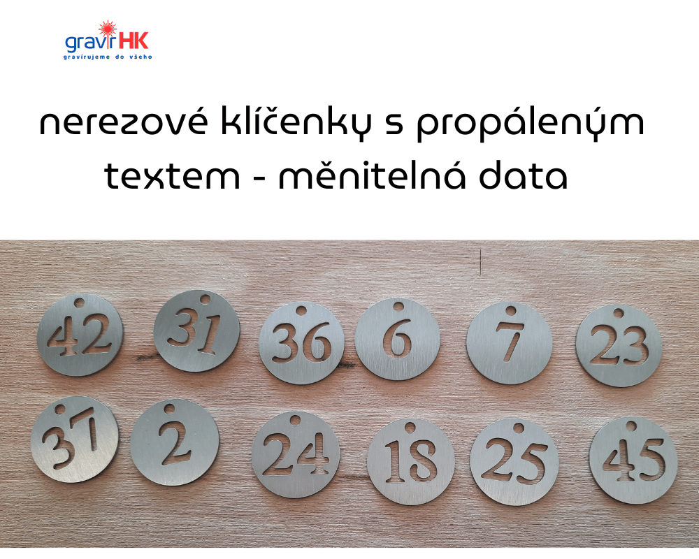 Nerezová klíčenka s propáleným textem.